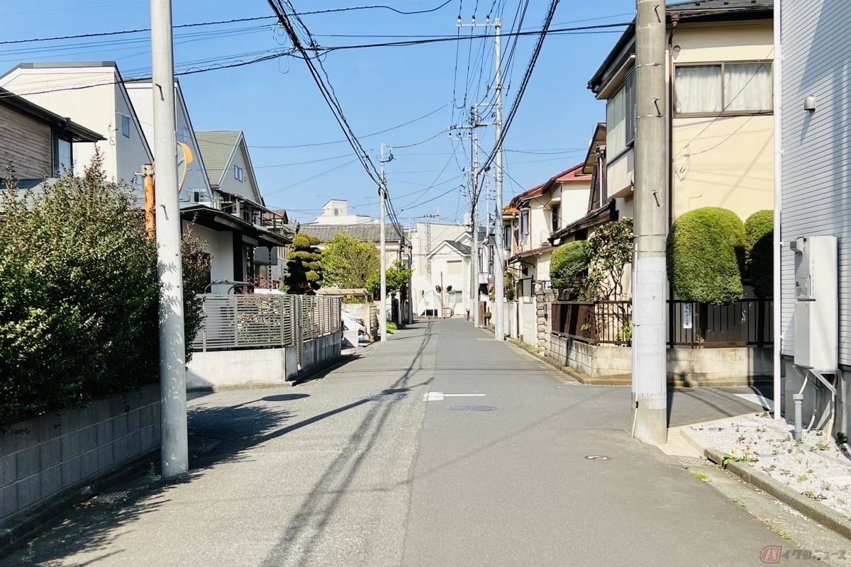 標識や標示がなく、道路の道幅も同じである場合、左方から来る自動車を優先させる必要がある