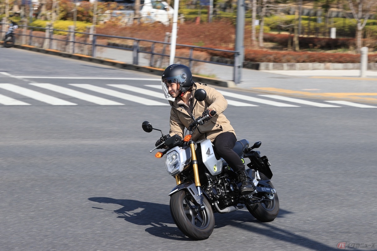 標識や道路の広さ等でこちらが優先道路になっている場合は、左方からくる車両に進路を譲る必要はない