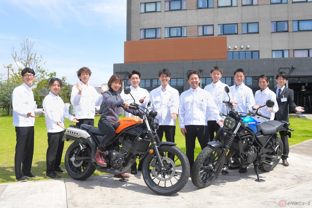 試乗後には、『CL250』開発者の皆さんと記念撮影しました