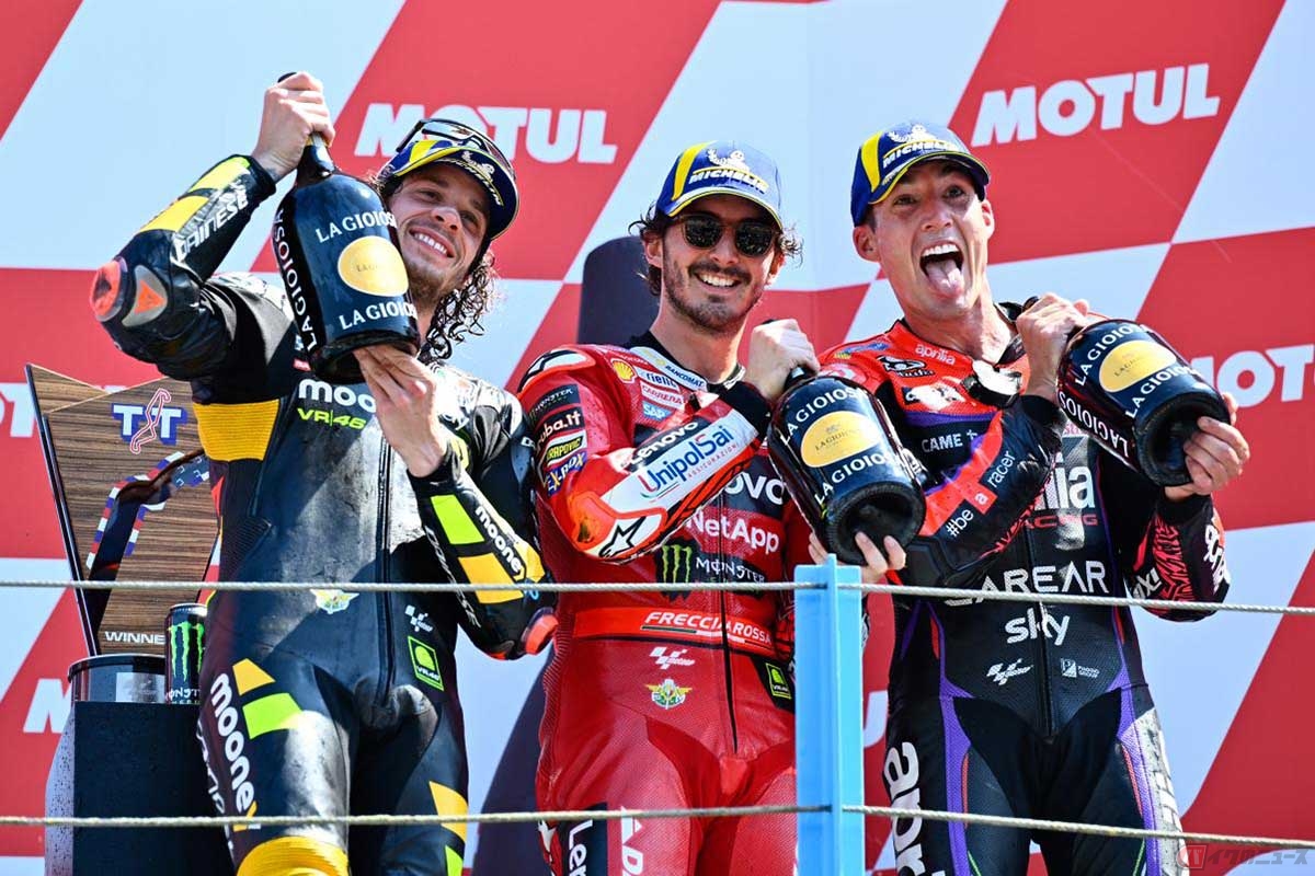 オランダGP決勝レースを制したフランセスコ・バニャイア選(中央)。2位にマルコ・ベゼッチ選手(左)、3位にアレイシ・エスパルガロ選手(右)が入賞