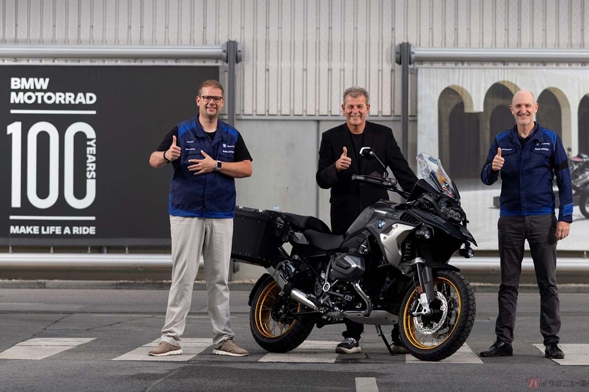 シリーズ累計生産100万台目を迎えたBMW Motorrad「GS」シリーズ。記念すべき100万台目はトリプル・ブラック・スタイルの「R 1250 GS」