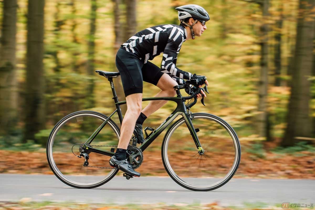 ペダルを踏み続ける(回し続ける)のが回転数。この回転数が高いほどスピードが出る。これはエンジンの回転数(クランクシャフトの回転数)に相当