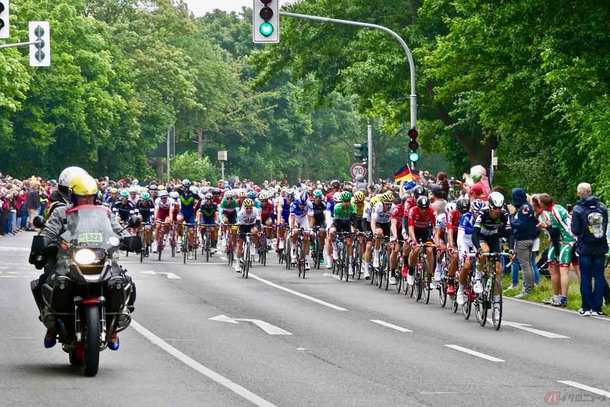 世界最高峰の自転車ロードレース「ツール・ド・フランス」の様子