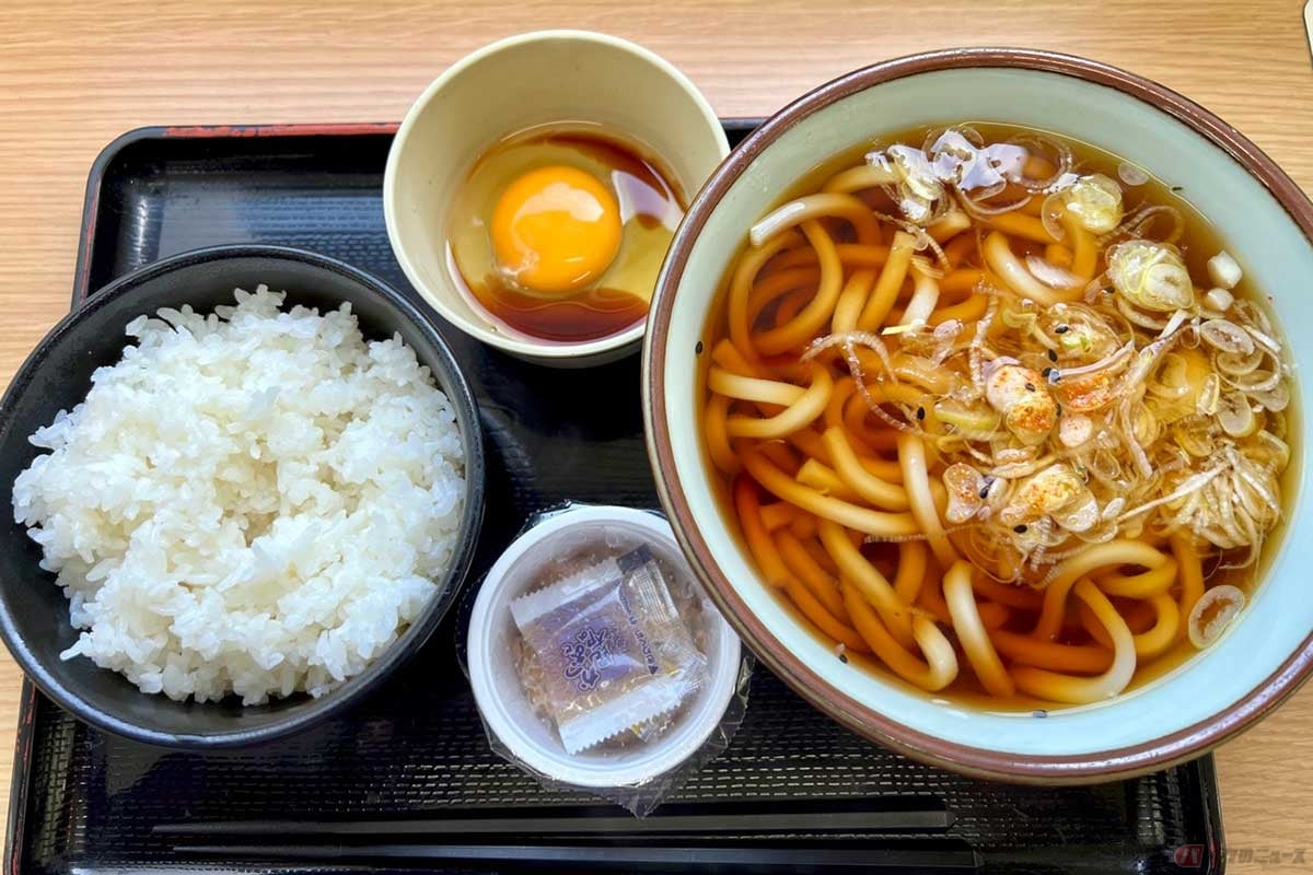 東北道「安積PA」(下り)の朝限定メニュー「朝うどん定食」(670円)は、透き通ったうどんのつゆと白米、卵の黄身の色合いが見た目にも美しく、食欲をそそる。炭水化物多めの朝食はパワーの源