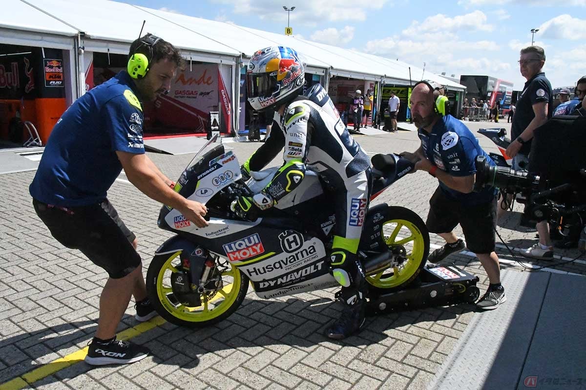佐々木選手のチームは、オランダGPではテントピットだったため、プラクティスではパドックからコースに向かう