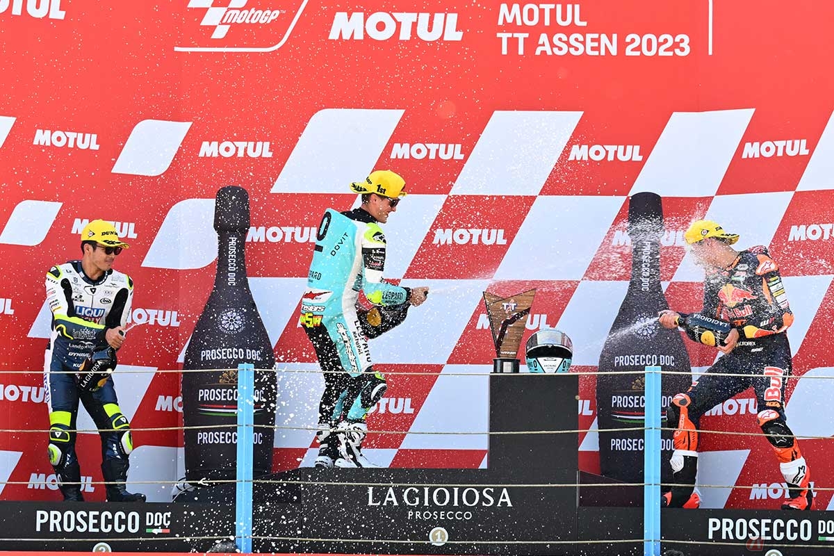 第8戦オランダGPでMoto3クラスを制したのはホンダのマシンを駆るマシア選手（中央）、2位はハスクバーナの佐々木選手（左）、3位はKTMのデニス・オンジュ選手（右）