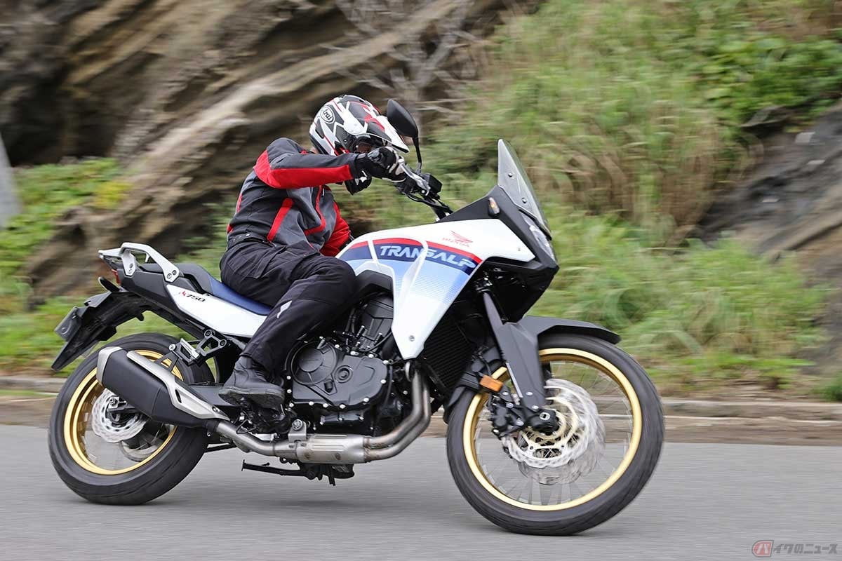 ホンダ「XL750 TRANSALP」(2023年型)に試乗する筆者(松井勉)
