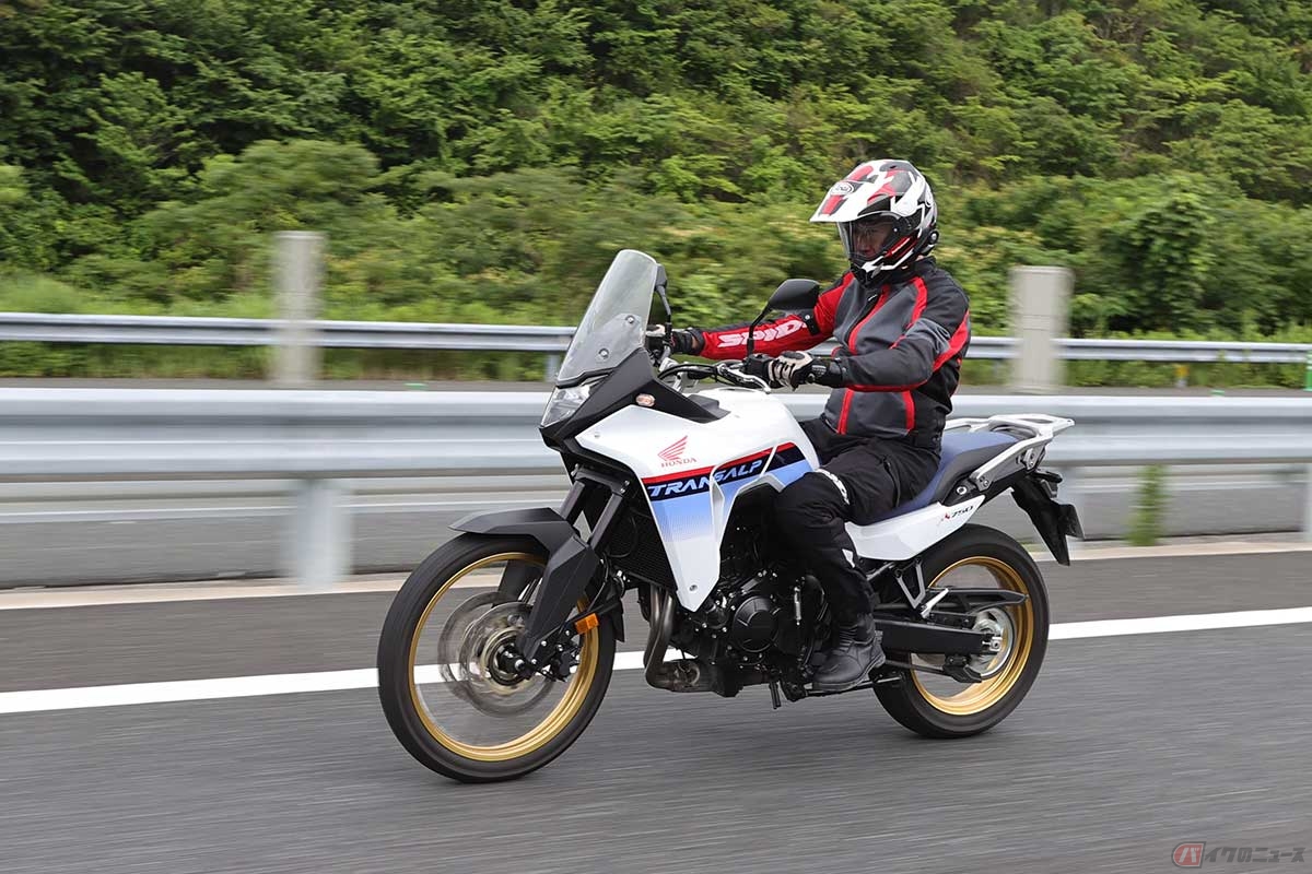 高速道路でのウインドプロテクション効果は抜群。背の高いウインドスクリーンがしっかり整流してくれるのが分かる