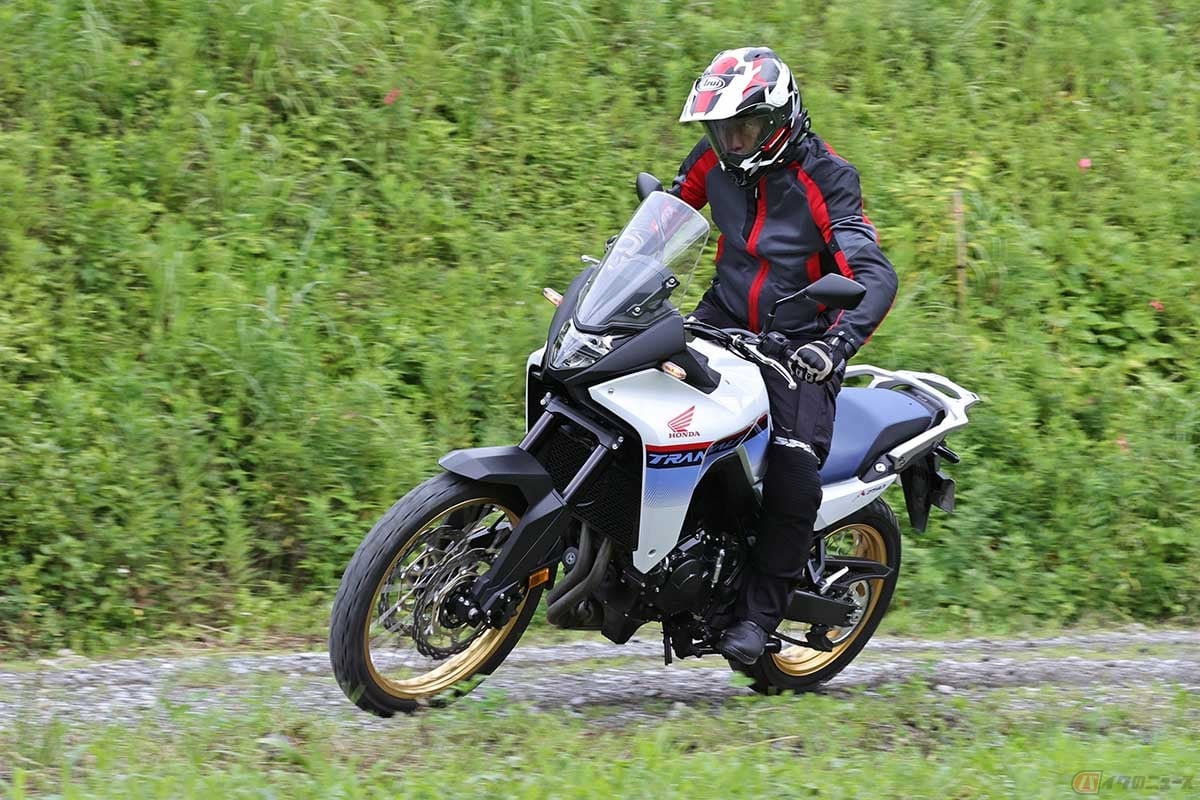 軽量級に属する車体は必要十分なパワー感とよく動くサスペンション、そして低重心が安心感を与えてくれる