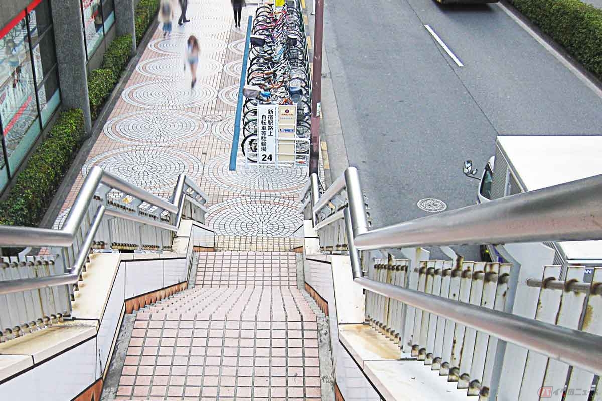 駅周辺の放置自転車を減らすべく、駐輪場の整備が進められている