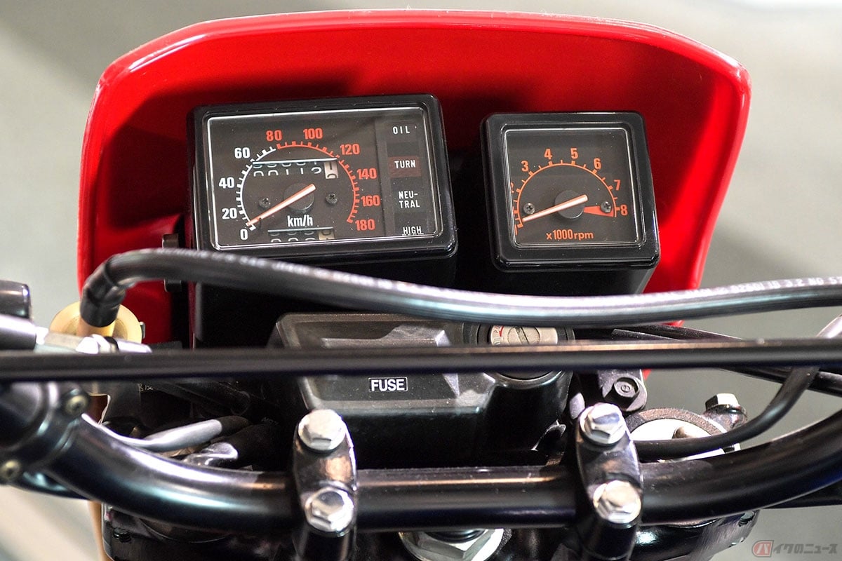 タコメーター以外はほぼオフロードバイクと同じ。スピードメーターは180km/h表示