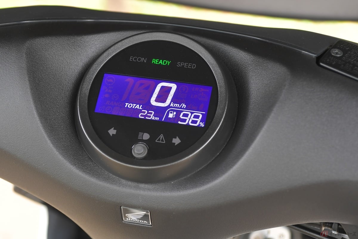 反転液晶表示のフルデジタルのメーターもシンプルでわかりやすく、文字も大きい