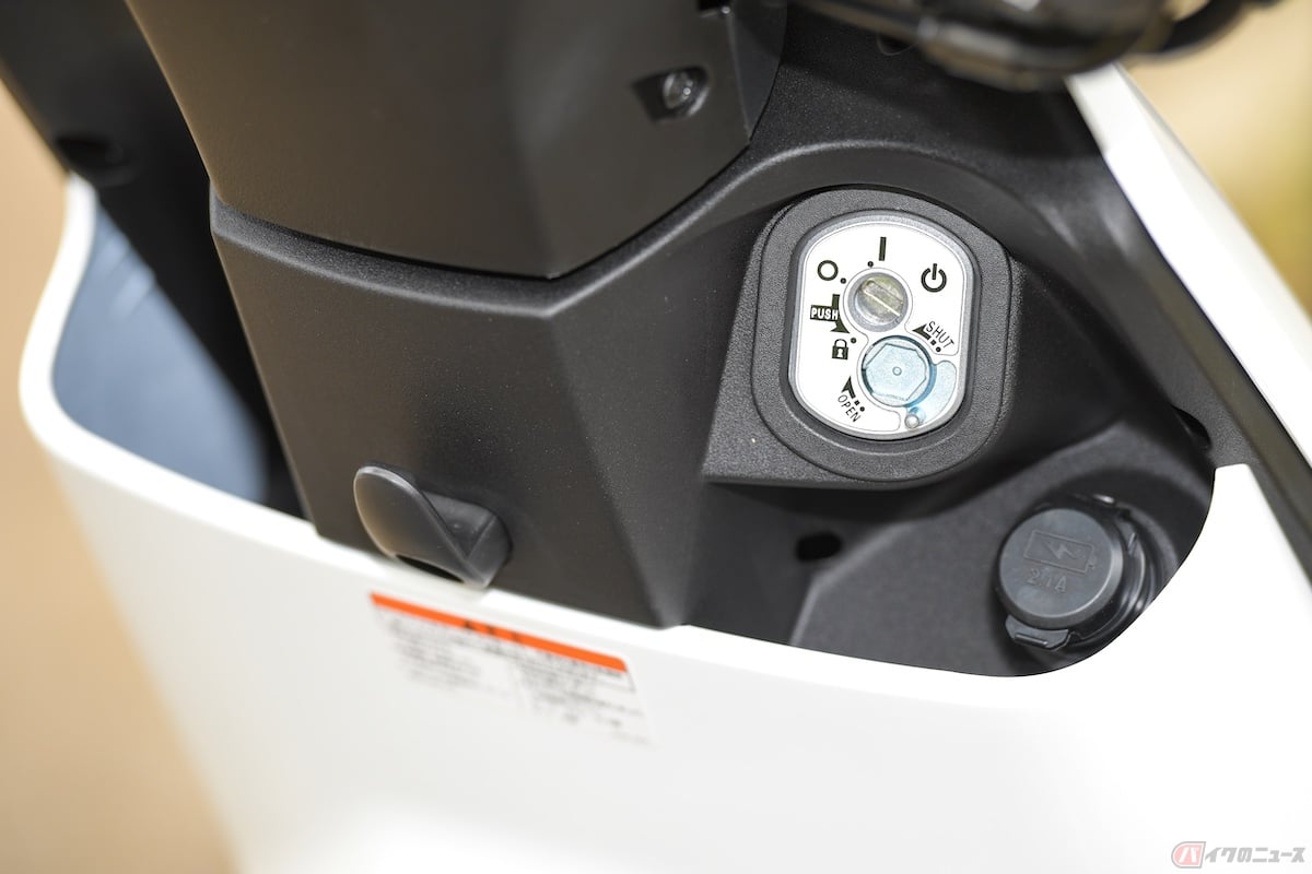 フロントには、ちょっとした小物の収納とUSBポートを標準装備