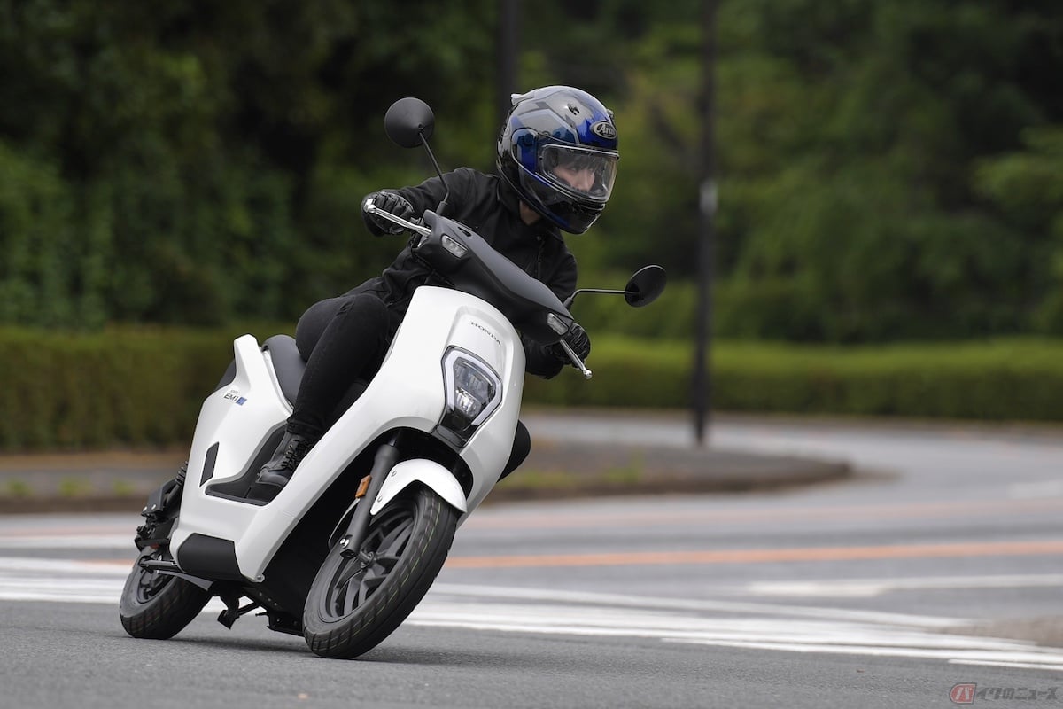 EM1 e:は車体が軽いので、ヒラヒラと舞うような走り心地