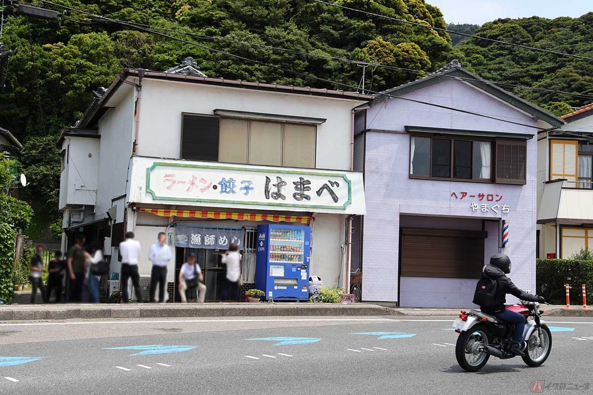 内房の海岸線、国道127号沿いの金谷港と鋸山の間に位置する「漁師めし はまべ」。昭和の佇まいが良い感じ