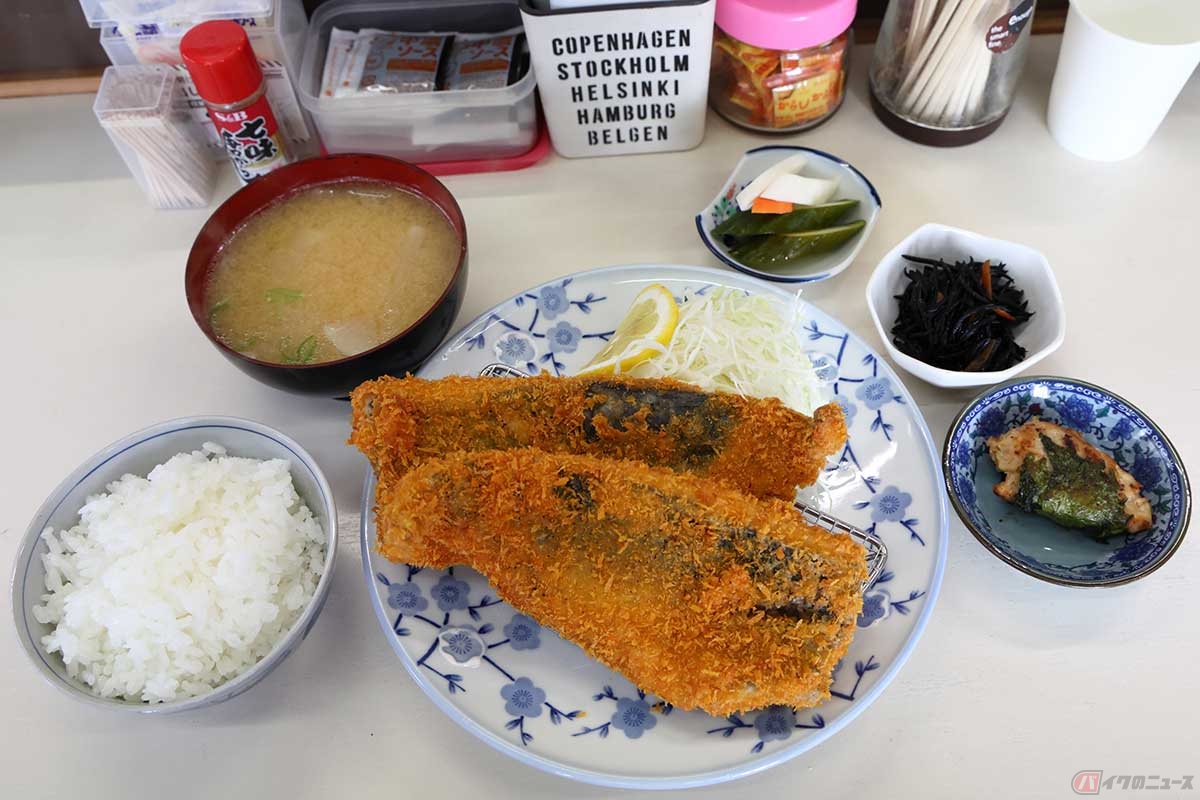 「漁師めし はまべ」の「アジフライ定食」は大きな半身が2枚で1尾分の黄金アジを使っている。値段に少し差のある「はまべ定食」は、更に刺身の三種盛りが付く