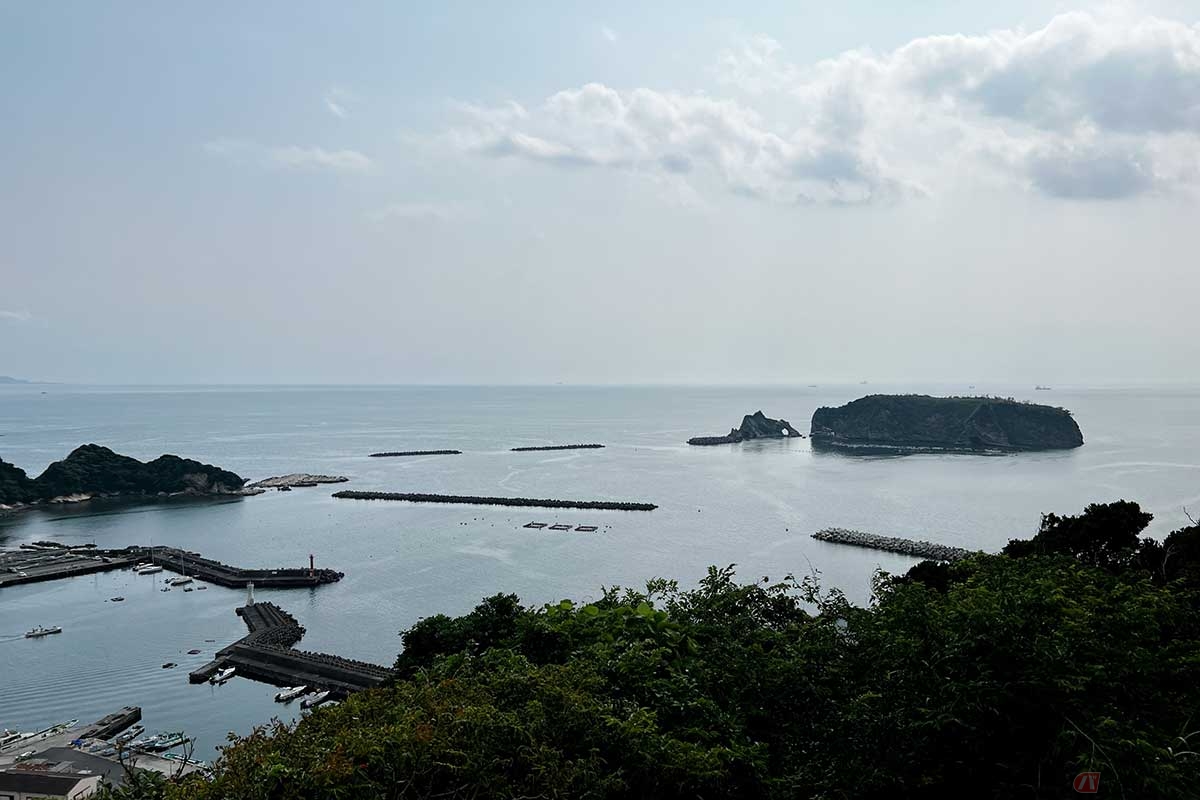 「大黒山」の頂上には「勝山城跡」を模した展望台がある。天気が良ければ富士山や大島も望める