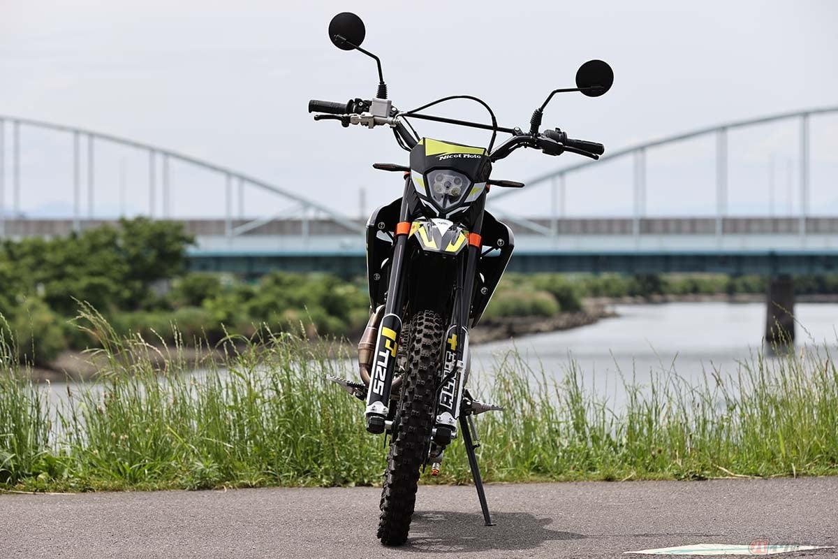 サイドスタンドの位置がライダーからは届きにくいので要注意