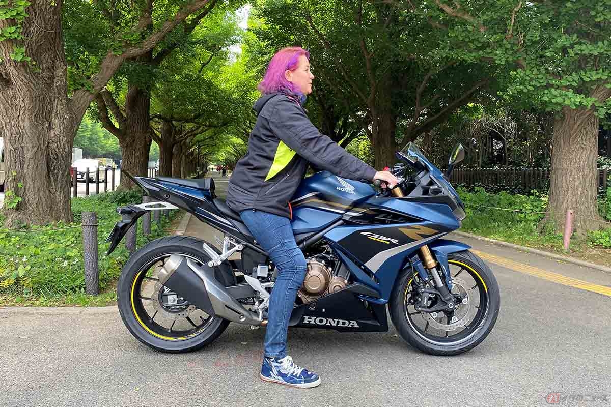 ホンダ「CBR400R」の足つき