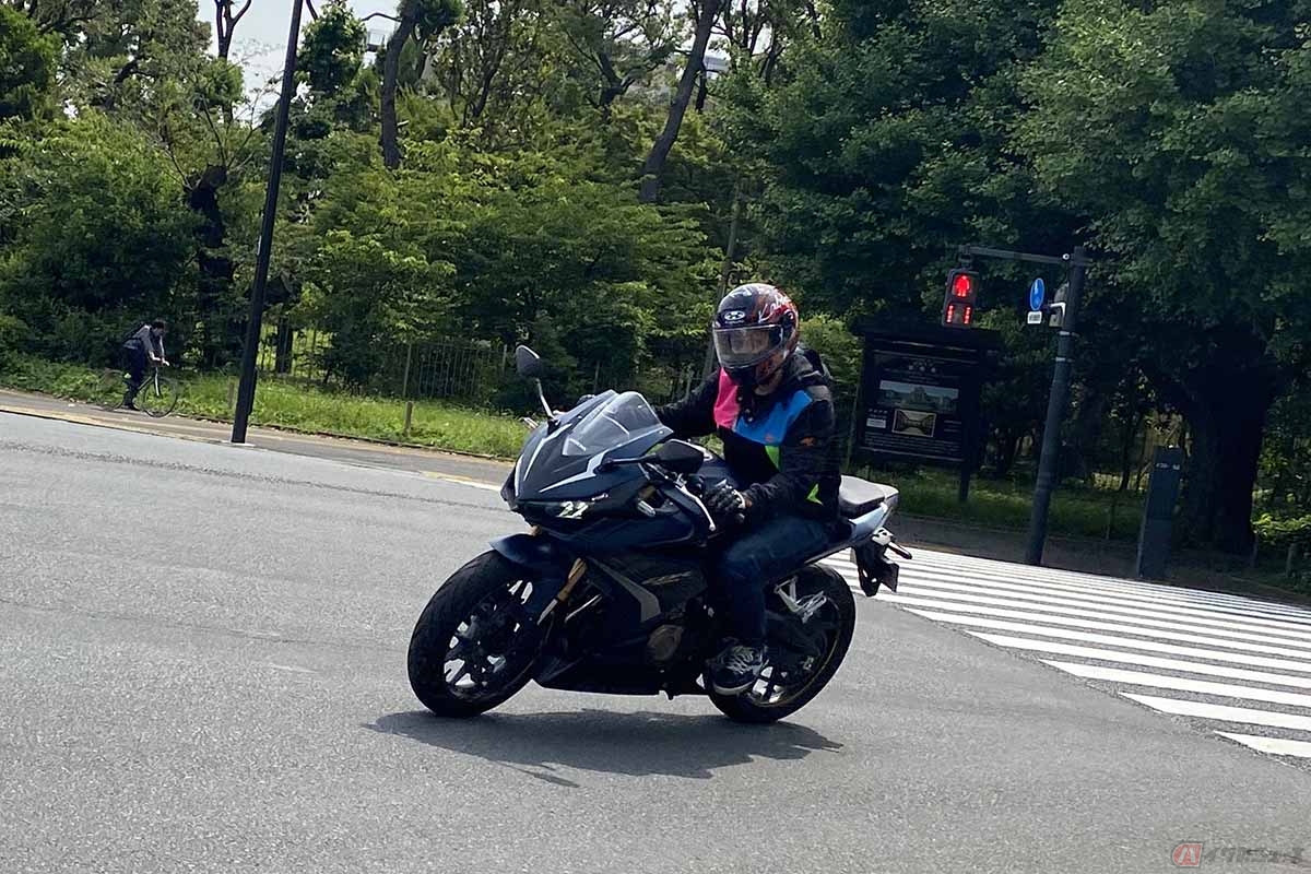 ホンダ「CBR400R」の走りを楽しむクリスさん