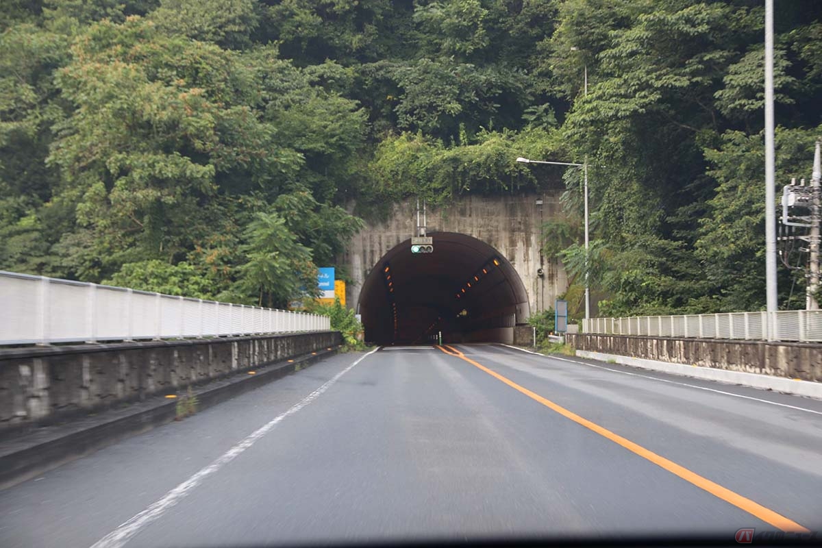 路肩と路側帯で道路交通法が違うので要注意