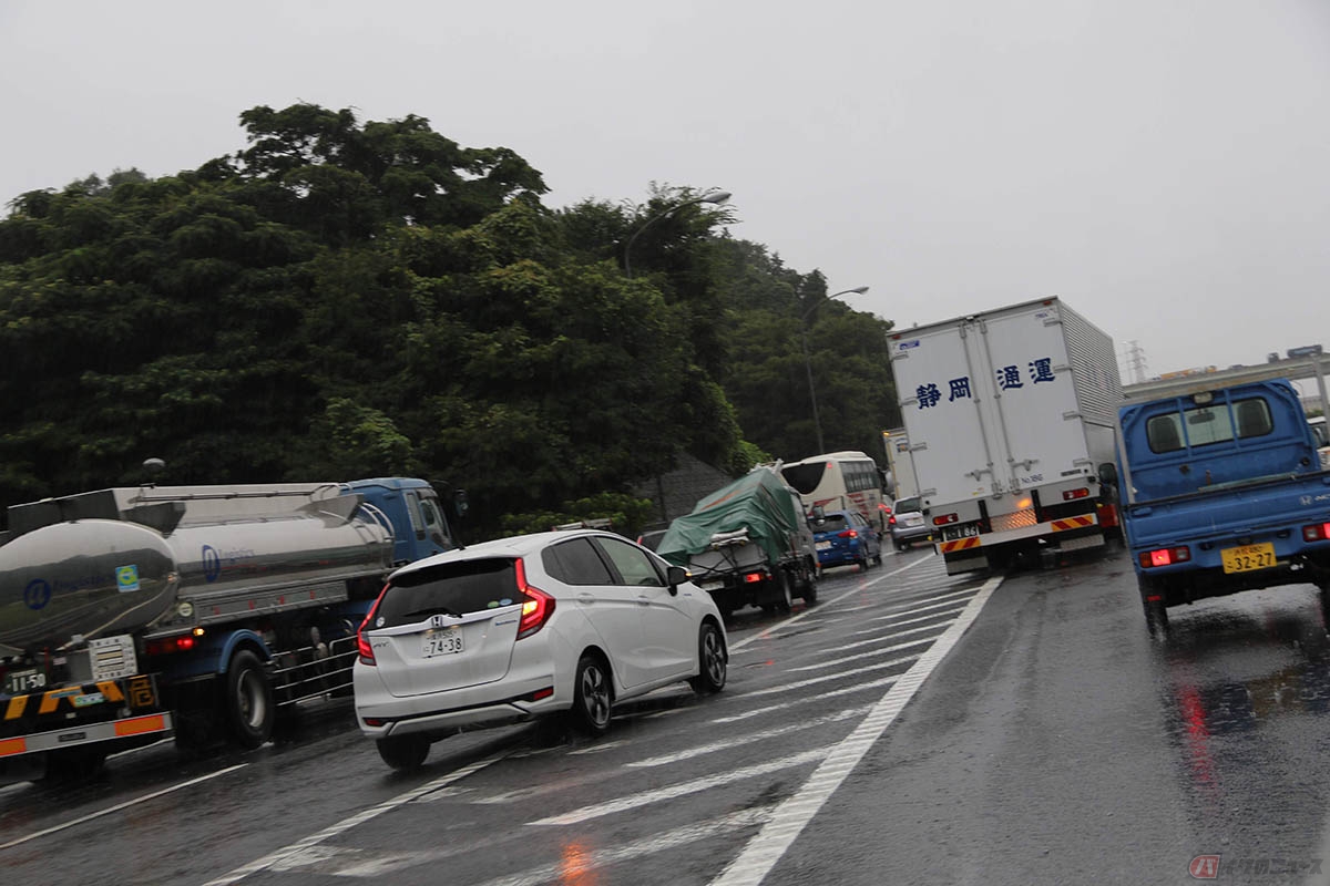 雨の日は車間距離にも気を付ける