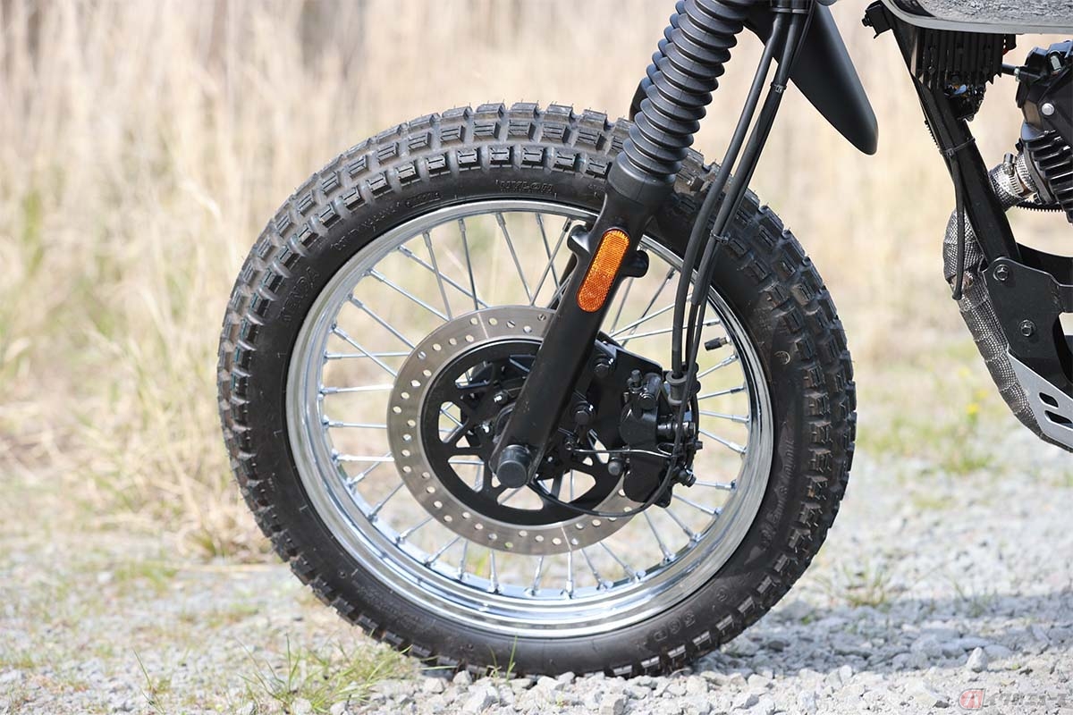 BRIXTON「FELSBERG125」にはゴツゴツとしたオフロードタイヤが装着されている