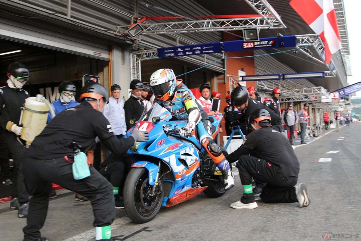 ピット作業の練習を行う石塚健選手とJMA Racing