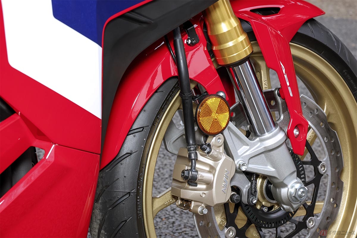 バイクのフロントサスペンションはショックアブソーバーの中にスプリングが入っているイメージ