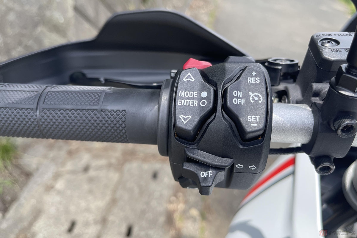 ライディングモードはハンドル左側のスイッチで変更する