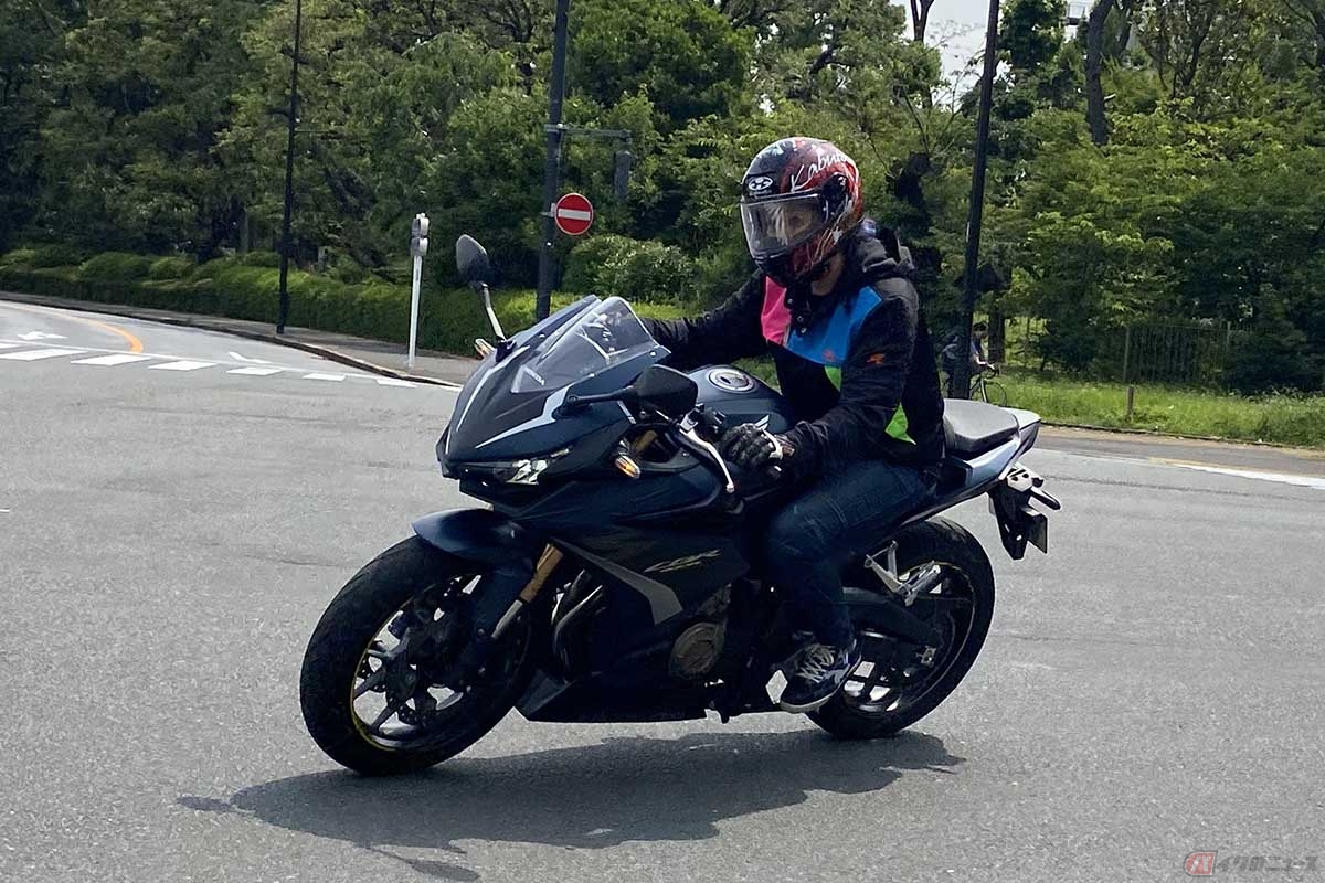 ホンダ「CBR400R」の走りを楽しむクリスさん