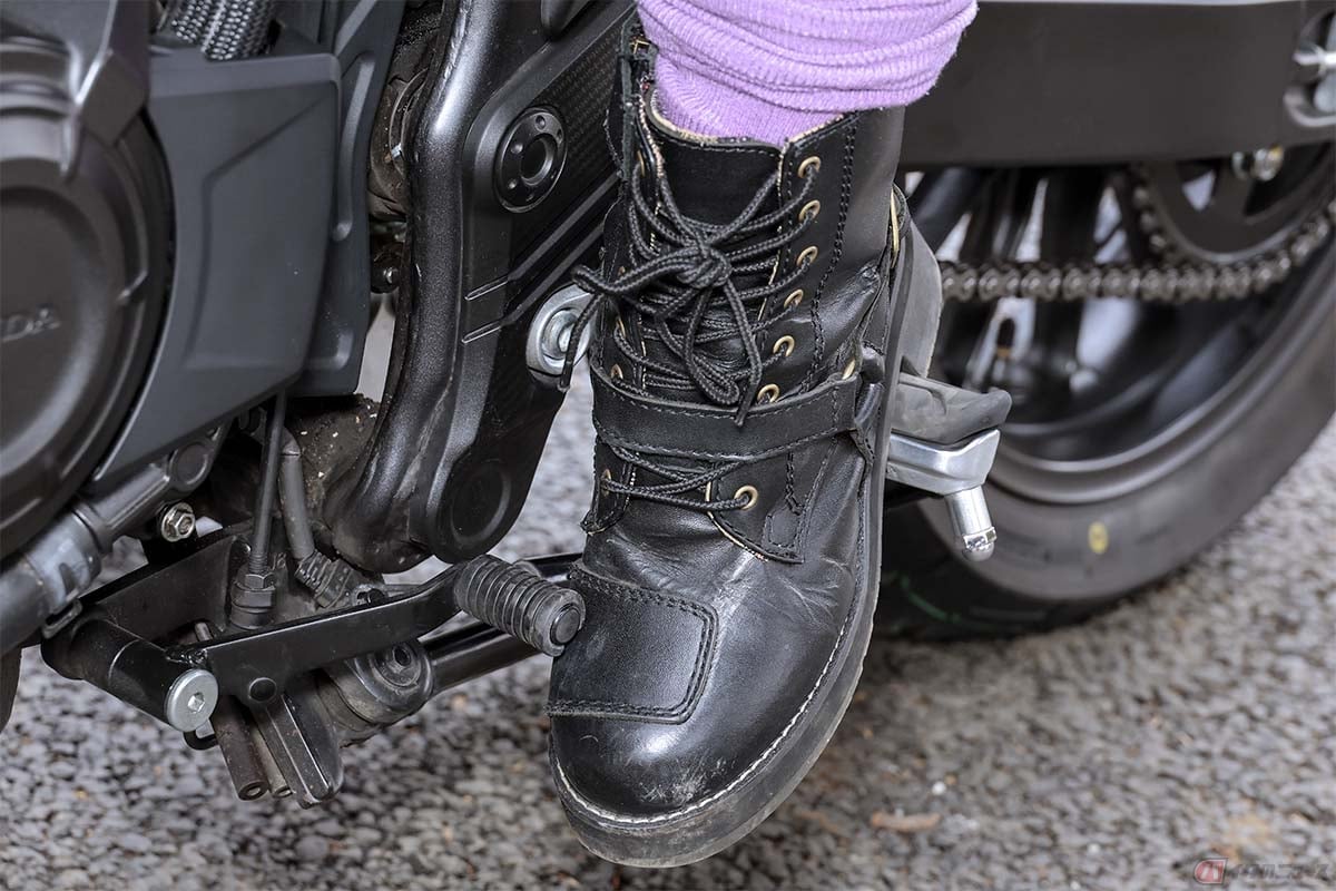 MTバイクはクラッチ操作やギア変速といった走行時の操作が必要なので、初心者にとっては操作が難しく感じる場合がある