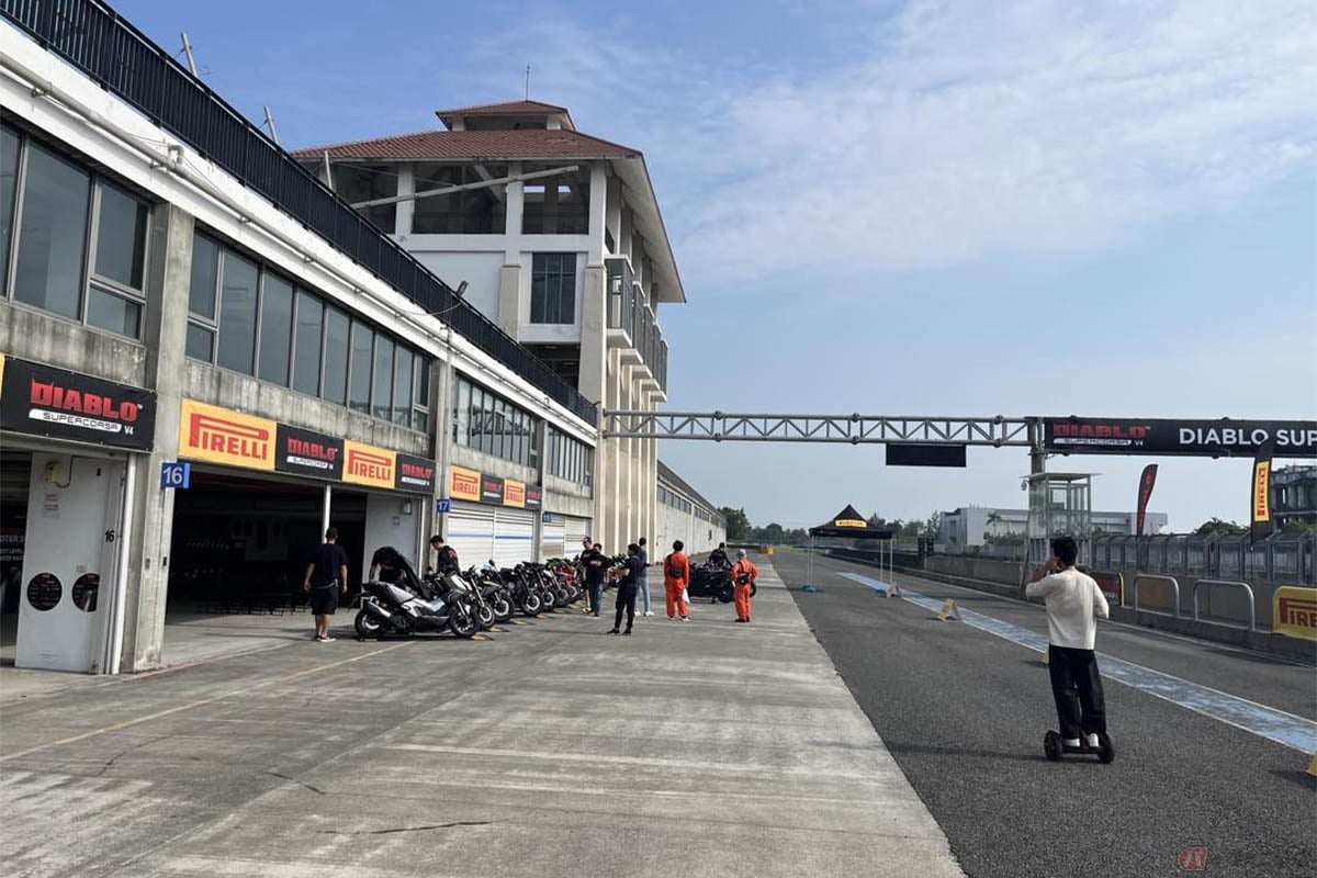 会場はペンベイサーキット。一周3.7キロの一応国際コース。