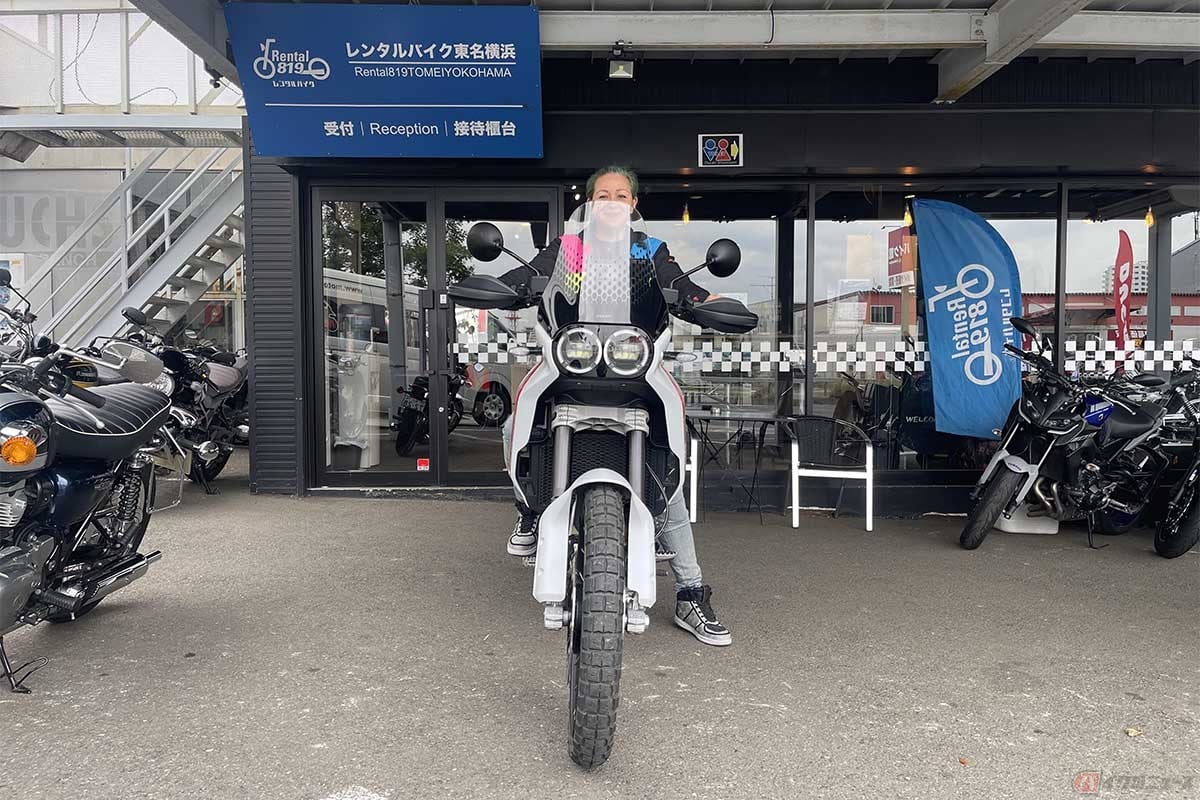 ドゥカティ「DESERT X」に跨るクリステル・チアリさん