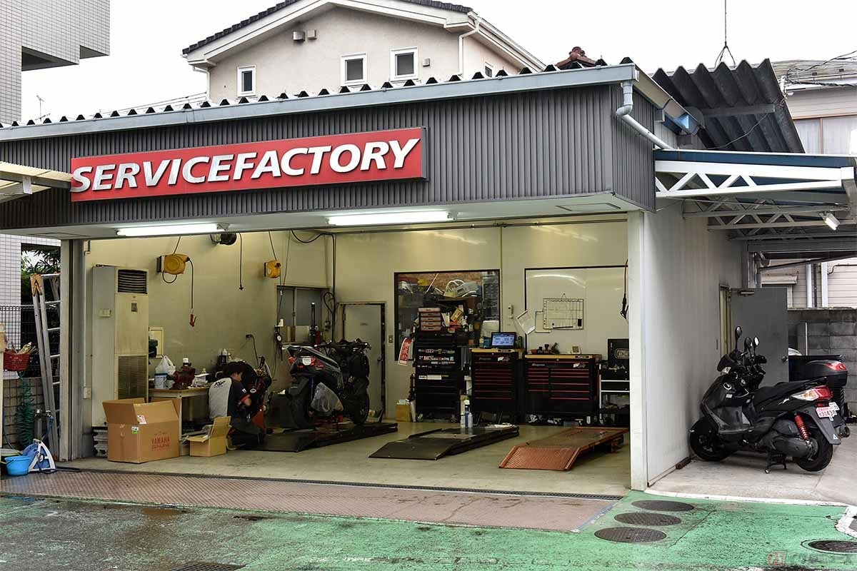 車検が高く感じるのは自賠責保険料や手数料、整備費用や代行料がかかる為