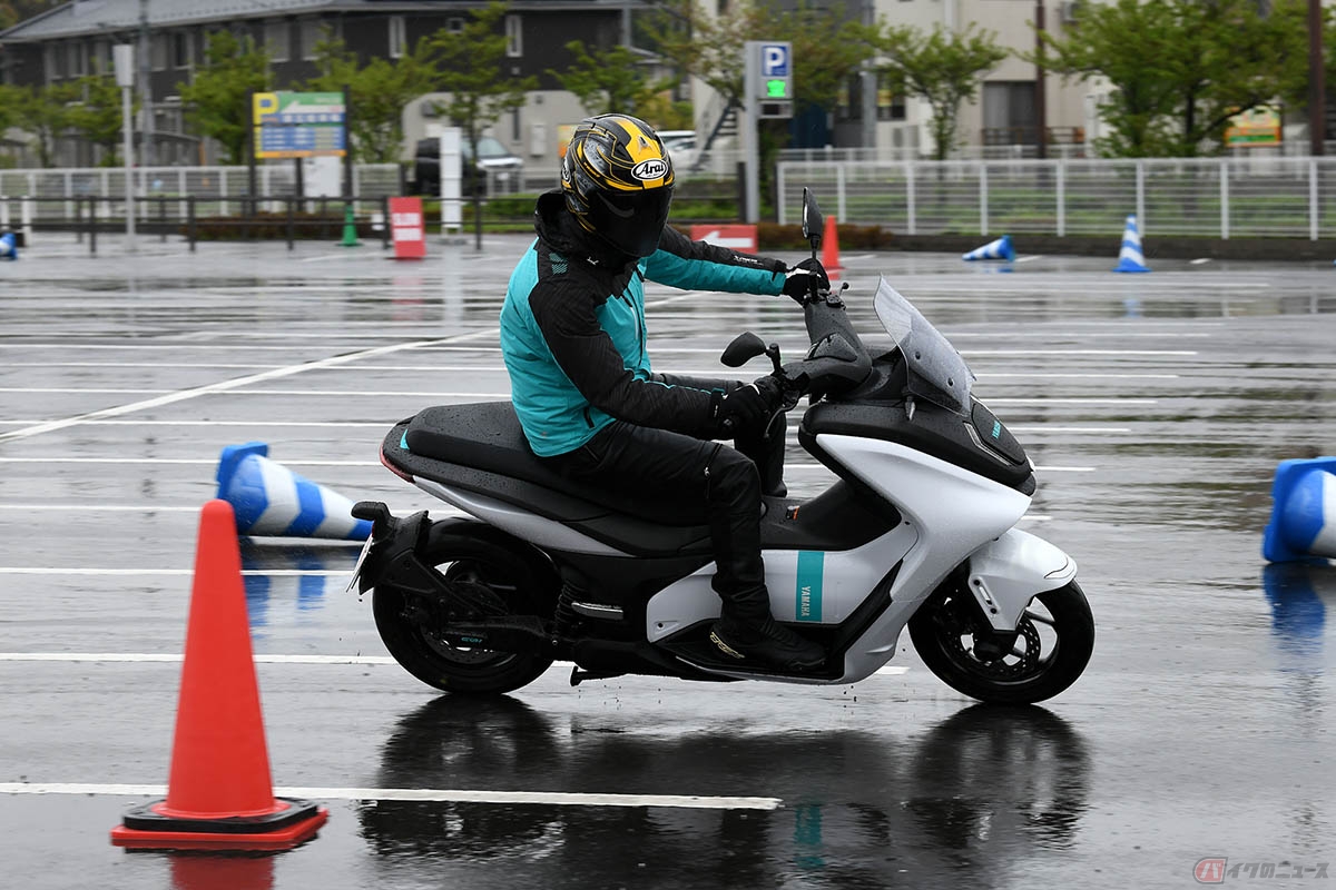 雨の日にカーブを曲がる時は車体をあまりバンクさせない