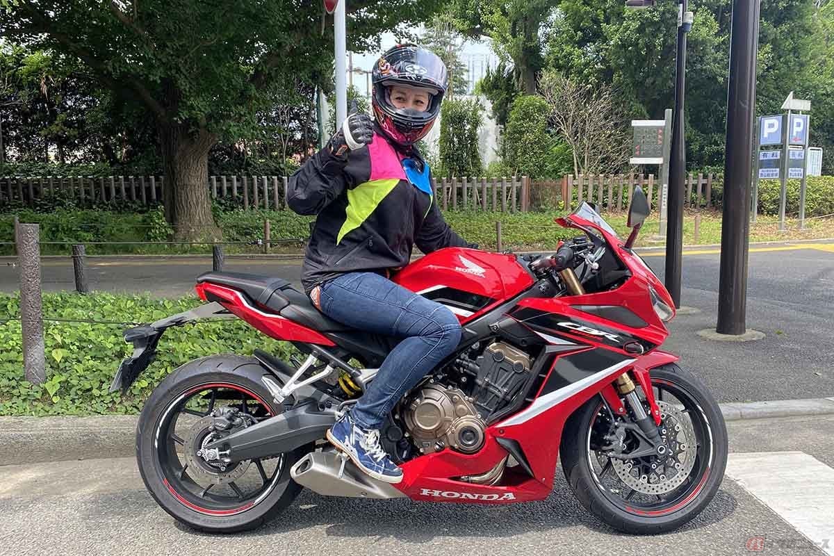 ホンダ「CBR650R」に跨るクリスさん