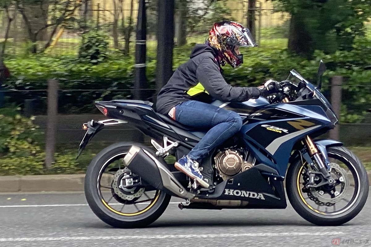 ホンダ「CBR400R」の走りを楽しむクリスさん