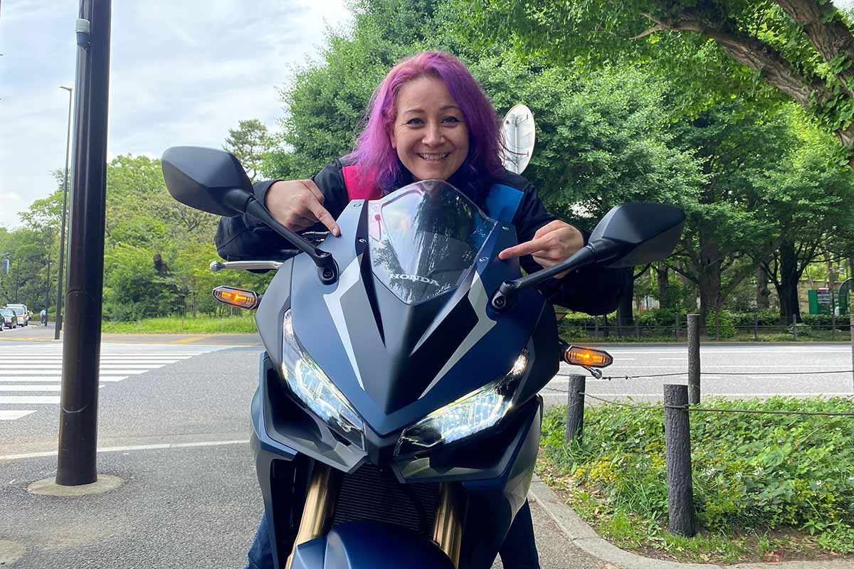 ホンダ「CBR400R」にまたがるクリスさん