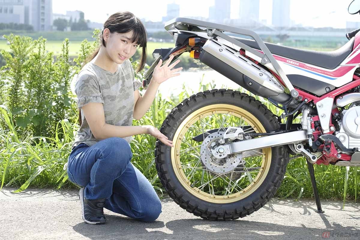 フロントにチューブタイヤ、リアにチューブレスタイヤを採用するヤマハ「ツーリングセロー」