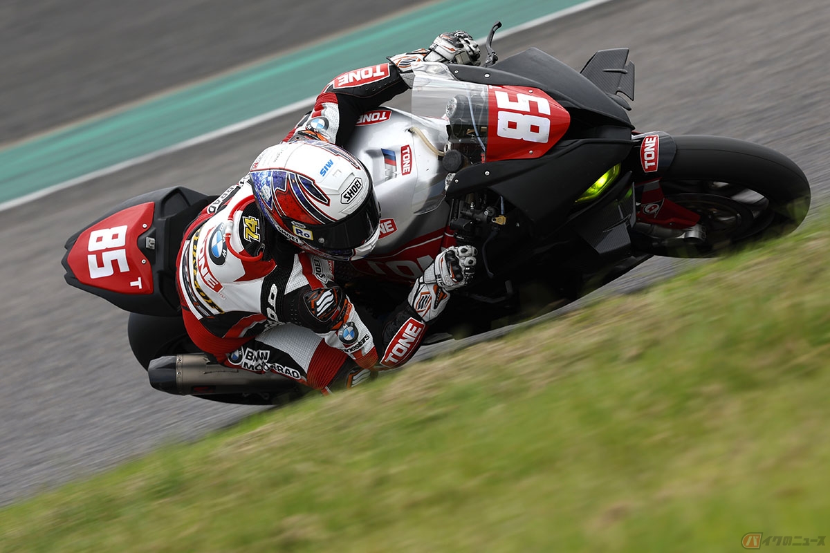 8耐テストで鈴鹿サーキットを走行する石塚健選手