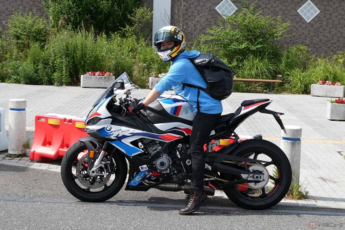 BMW Motorrad「M1000RR」に跨る石塚健選手。身長165cmだとかかとが浮いてしまうが、つま先は接地するので不安はありません。