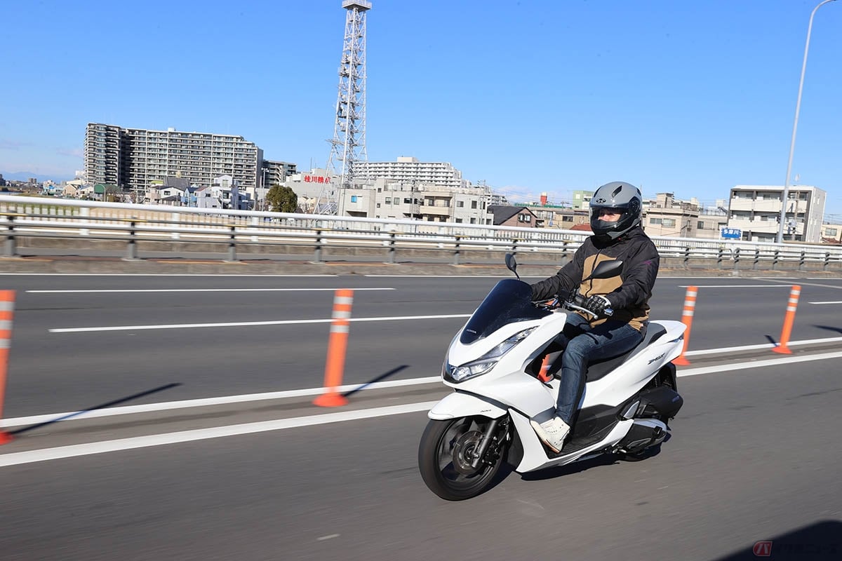 ホンダの原付二種モデル「PCX」で移動を楽しむ様子