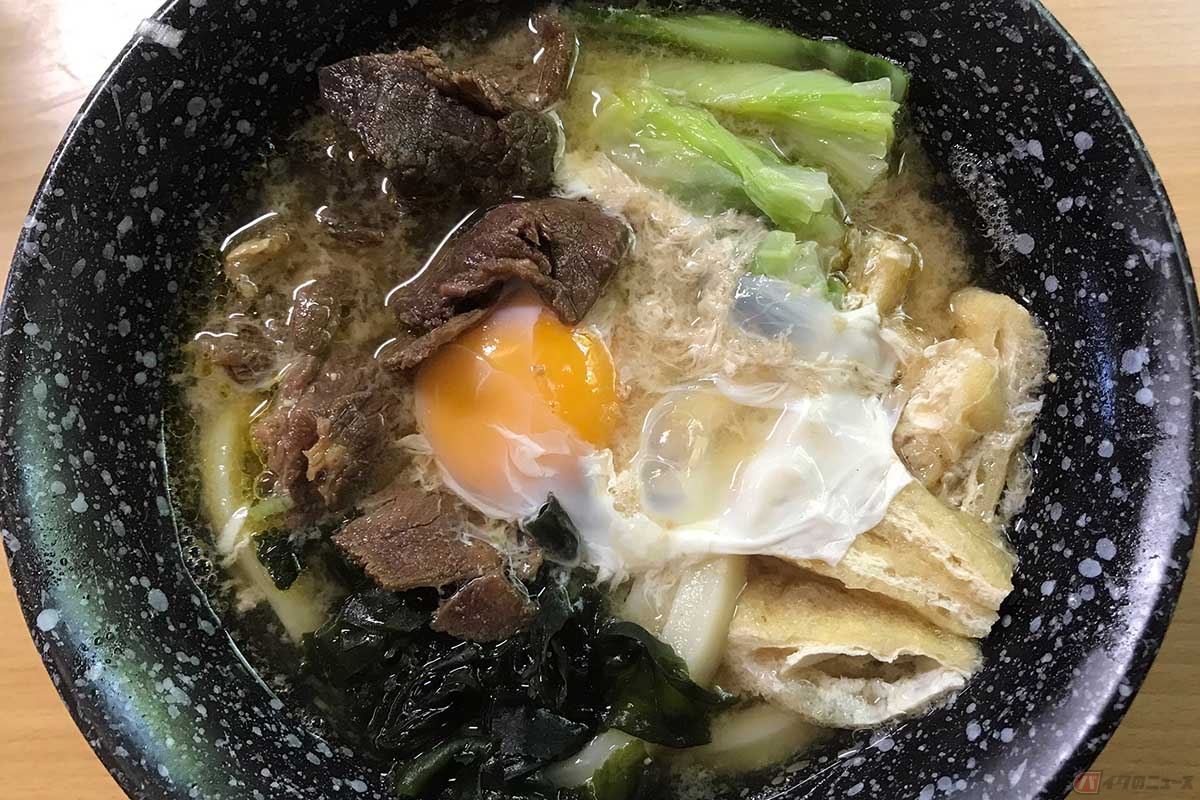 一番人気の「肉玉うどん」。甘辛い馬肉、柔らかいキャベツが美味