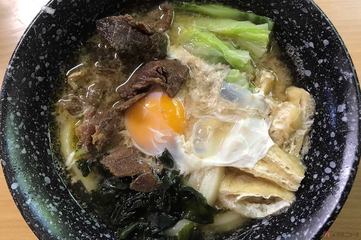 一番人気の「肉玉うどん」。甘辛い馬肉、柔らかいキャベツが美味