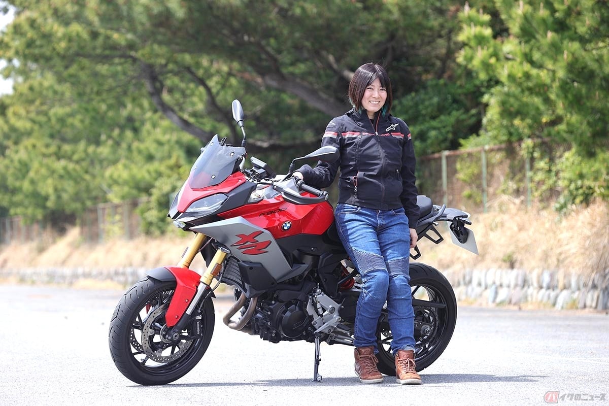 BMW「F900XR」と筆者(先川知香)