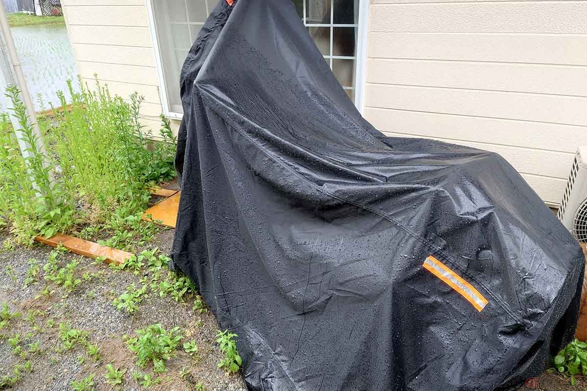 バイクにカバーをかけて保管する最大のメリットは雨に濡れるのを防げること