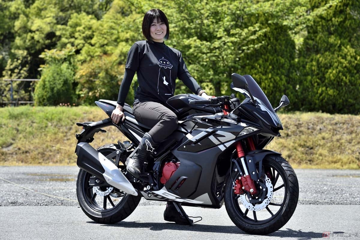 GPX「デーモンGR200R 4v」にまたがる筆者(先川知香)
