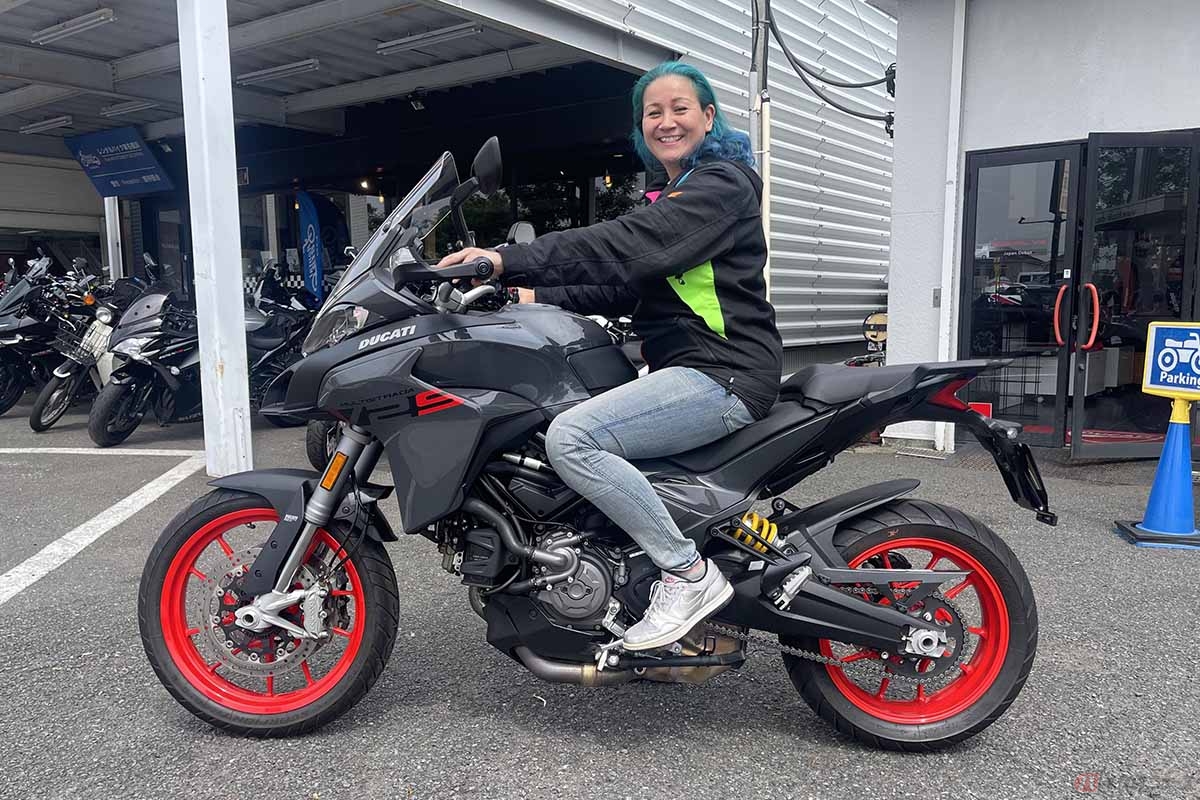 ドゥカティ「ムルティストラーダV2S」に跨るクリステル・チアリさん
