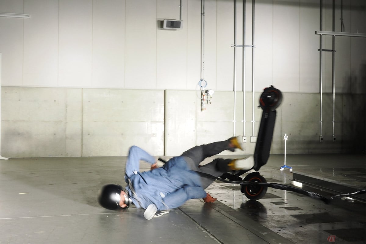 電動キックボードが縁石に乗り上げて転倒した際の危険性についての検証